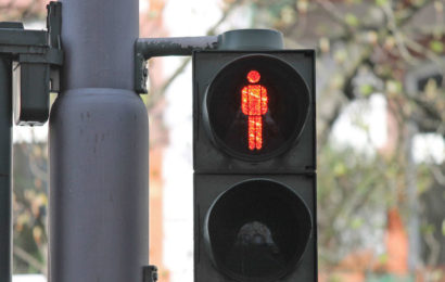 Lanzan en China un sistema que moja a los peatones que crucen en rojo