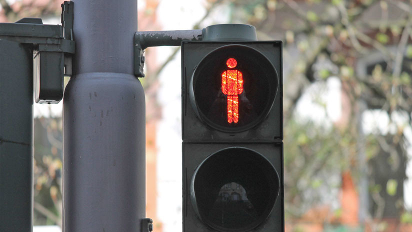 Lanzan en China un sistema que moja a los peatones que crucen en rojo